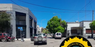 Colisión entre motocicleta y camioneta deja dos heridos leves en el centro de la ciudad