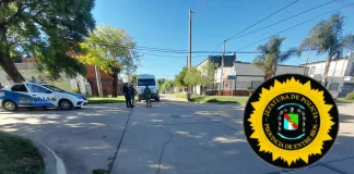 Motociclista de 62 años sufre graves lesiones al enredarse con cables en la vía pública