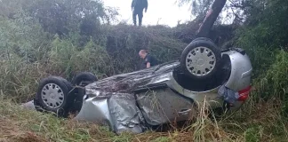 Accidente en Ruta Nacional N°12: Hombre de 50 años volcó su vehículo y fue rescatado por bomberos