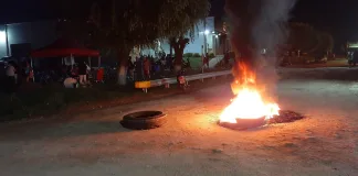 Continúa la protesta de familiares y trabajadores de Granja Tres Arroyos: Reclaman el pago de lo adeudado