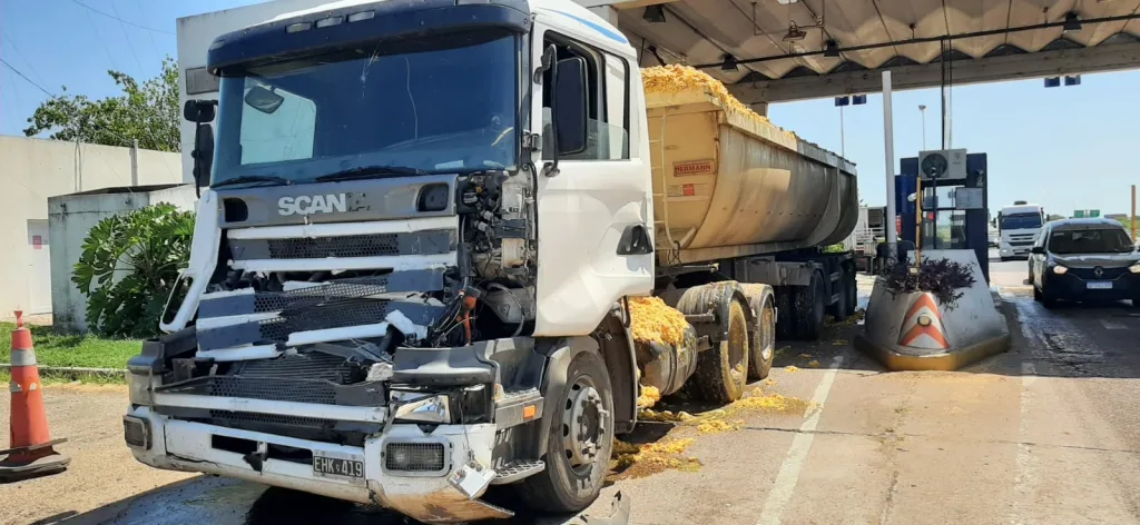 Accidente en Ruta 14: Camión sin frenos colisiona con otro en la estación de Peaje de Colonia Elía
