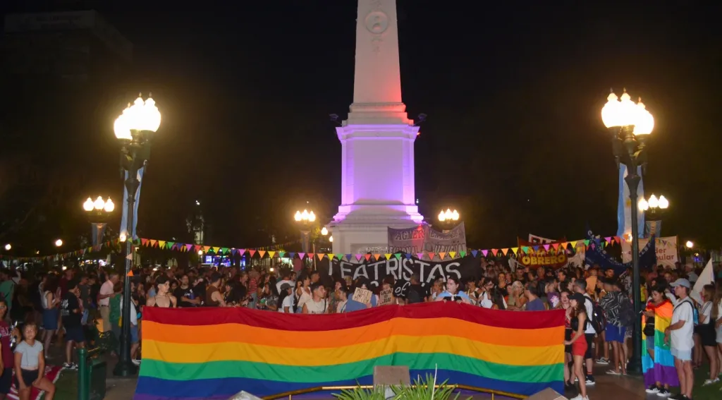 Multitudinaria marcha del Orgullo Antifascista en Plaza Ramírez