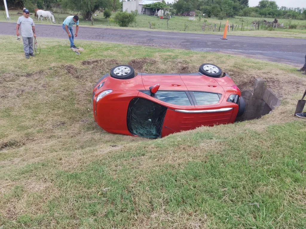 Un vehículo volcó y terminó en una zanja