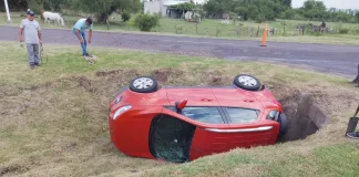 Un vehículo volcó y terminó en una zanja