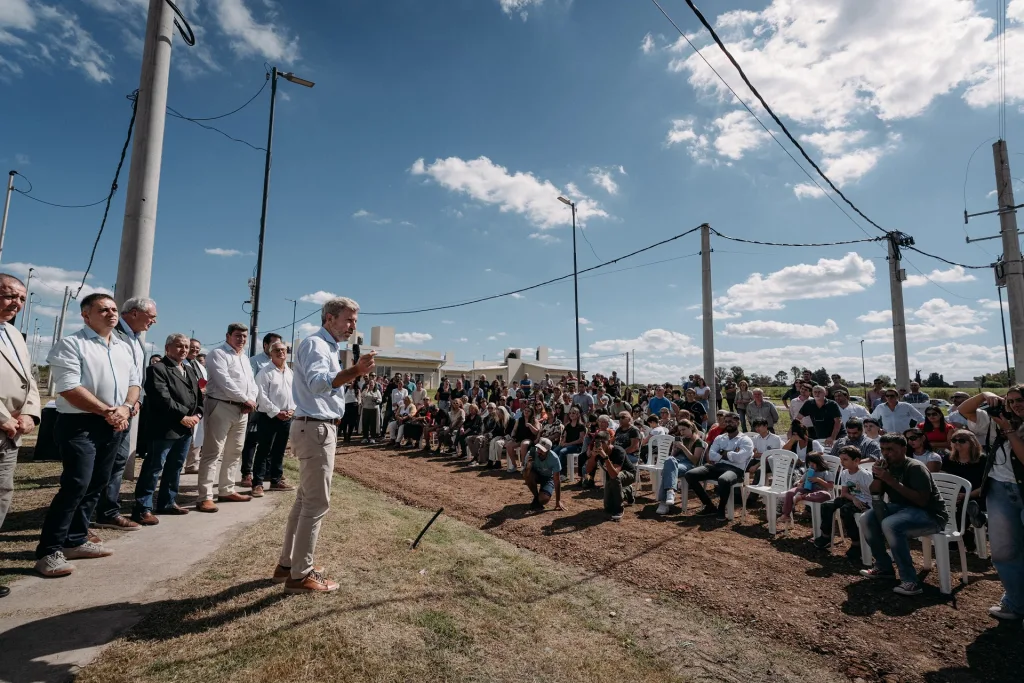 El gobernador entregó viviendas en Gualeguaychú y ratificó el rumbo de la gestión