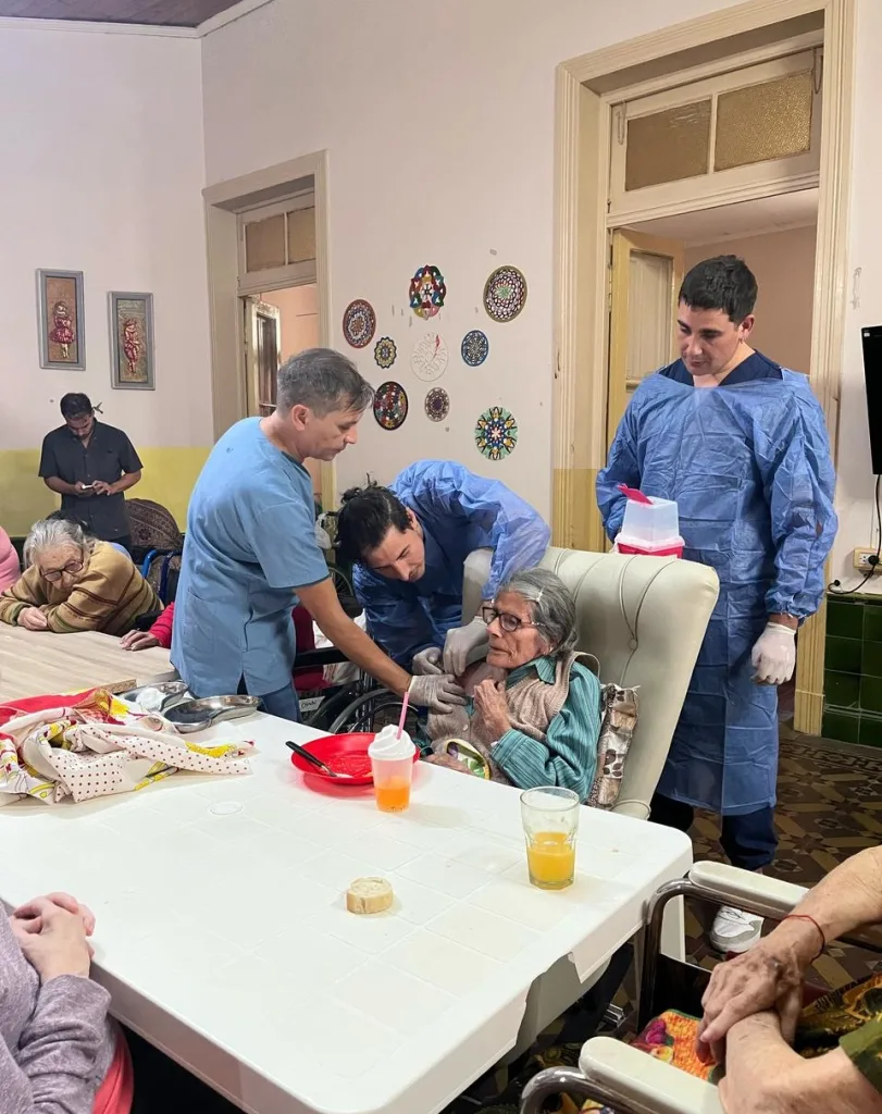 Estudiantes de Medicina de UCU colocaron vacunas antigripales en geriátricos