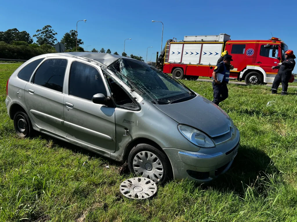 Vuelco en la Autovía Artigas: una mujer fue hospitalizada