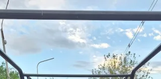 Hacia maniobras peligrosas en moto, llegó la policia y tenia pedido de secuestro