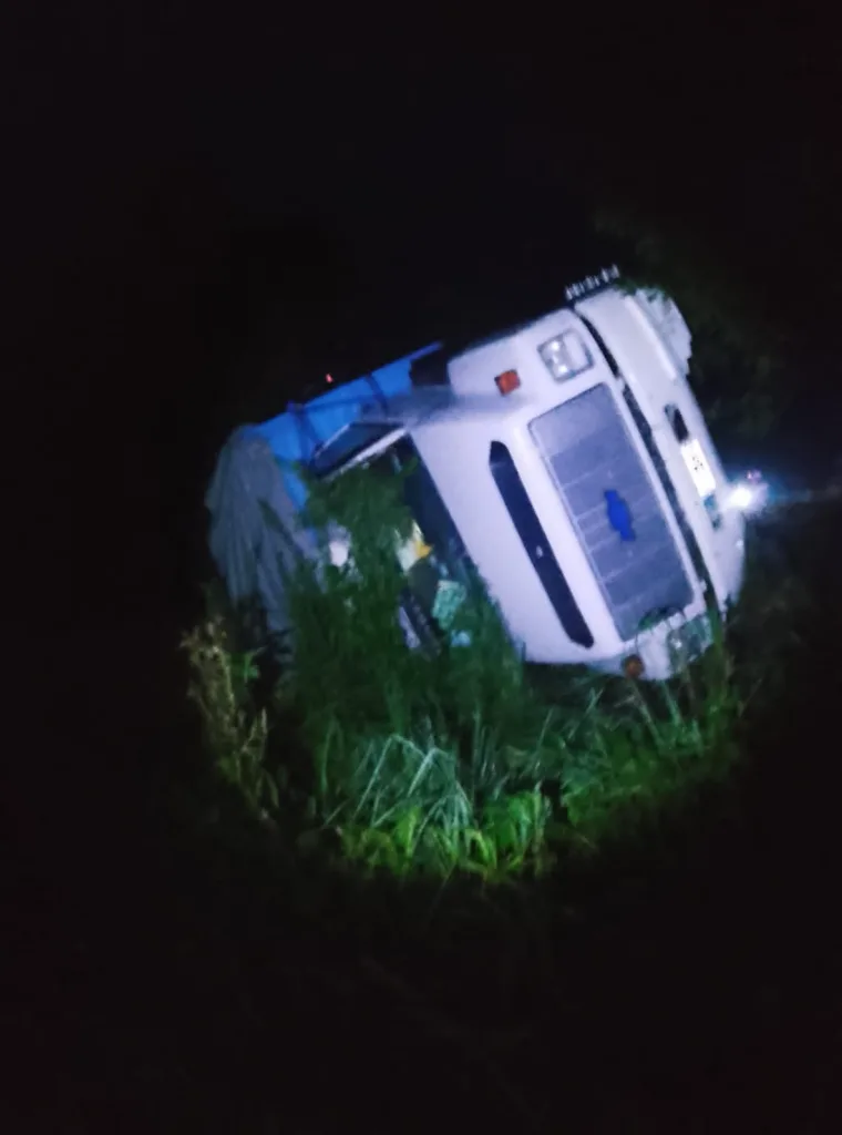 Camión cargado de maíz volcó en la Ruta 12