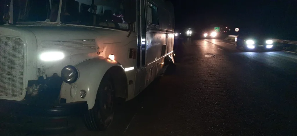 Un motorhome perdió sus ruedas y rozó con un camión y despistó, afortunadamente no volcó