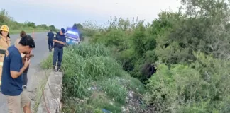 Una camioneta despistó y terminó volcada bajo un puente en la Ruta 39