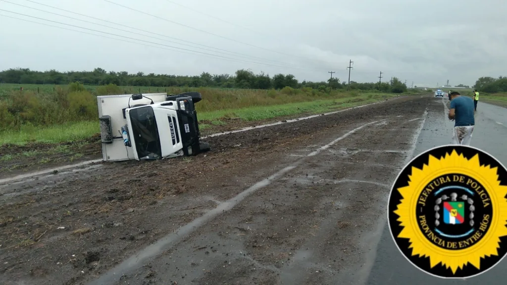 Por las malas condiciones climáticas, un camión perdió el control y volcó en la Ruta Provincial Nº 32.