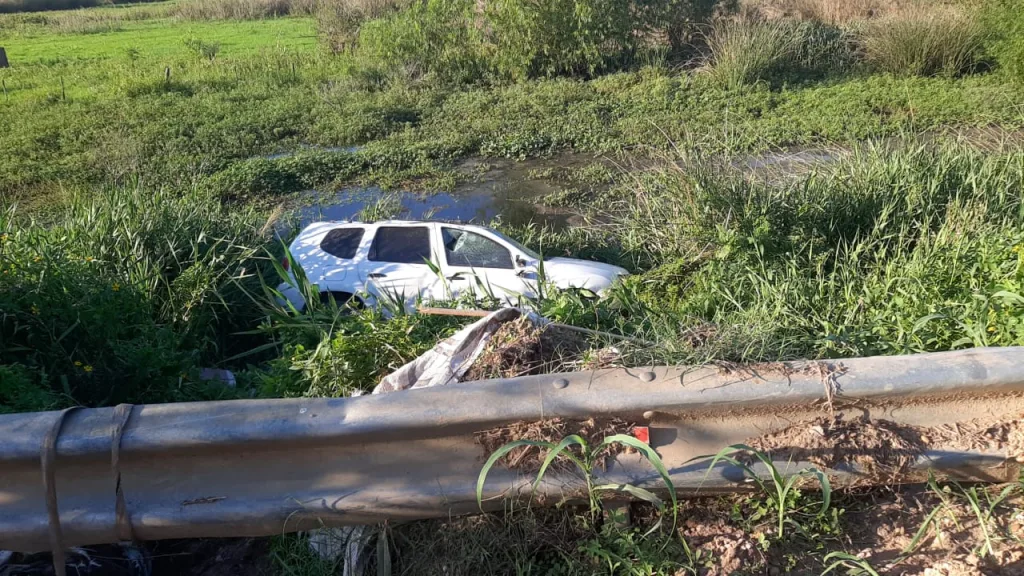Una camioneta con cuatro personas a bordo despistó y terminó en un arroyo.