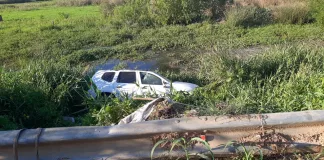 Una camioneta con cuatro personas a bordo despistó y terminó en un arroyo.
