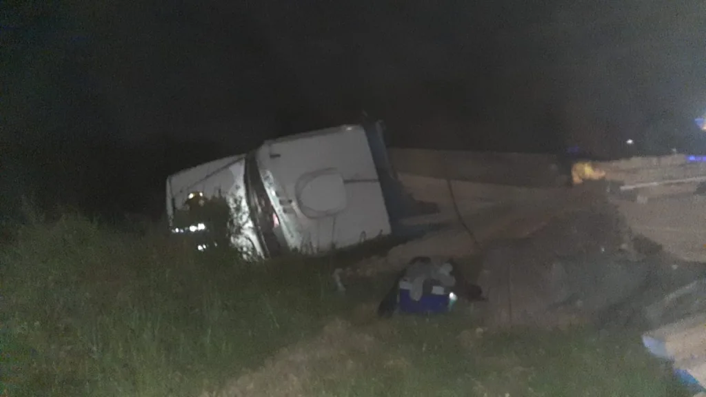 Corte total en la Autovía 12 por vuelco de camión: el tránsito estuvo interrumpido hasta la madrugada.