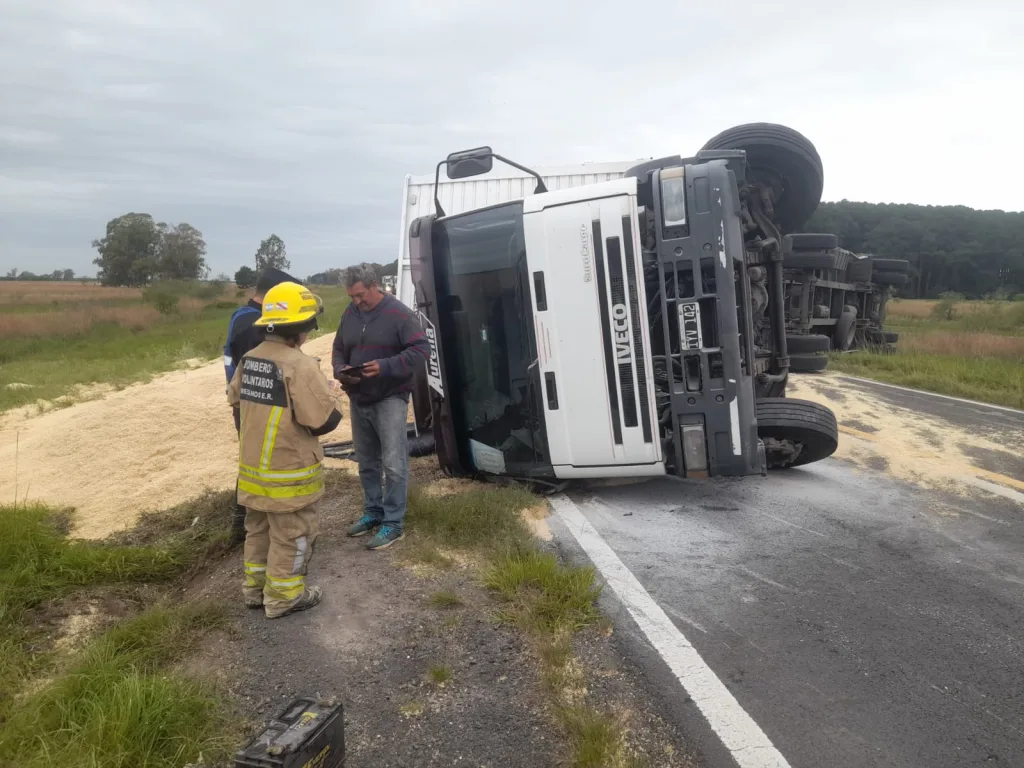 Vuelco de un camión en Ruta 12: Tránsito cortado