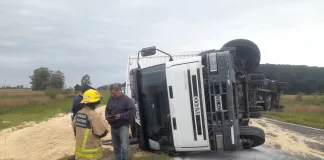 Vuelco de un camión en Ruta 12: Tránsito cortado