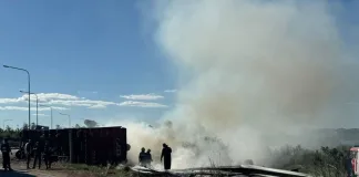 Vuelco de un camión en la Autovía Artigas, que luego se incendió