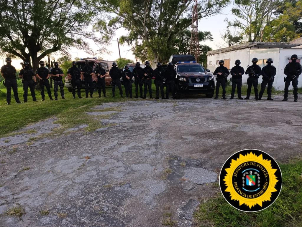 Allanamientos simultáneos de la División de Drogas Peligrosas en Victoria