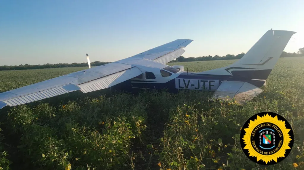 Una avioneta aparecio en un establecimiento rural con matricula falsa