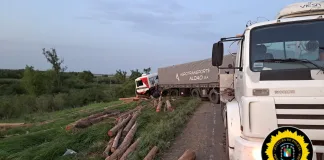 Negligencia de un automovilista provoca el vuelco de un acoplado y un segundo impacto con los restos