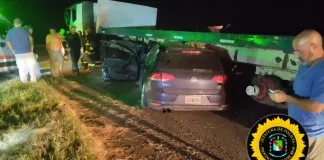 Autovía Artigas: Un automóvil despistó y terminó incrustado debajo de un acoplado en el acceso a Colonia Elía.
