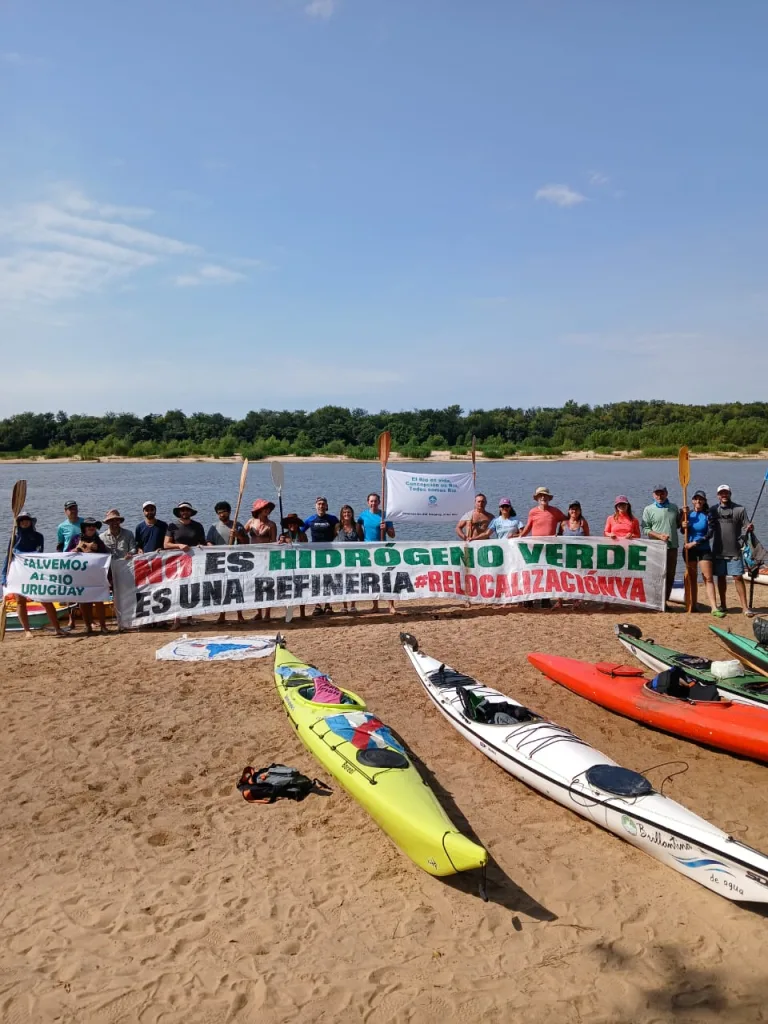 Ambientalistas protestaron en la Isla del Puerto contra la instalación de la planta de hidrógeno en Paysandú frente a Colón