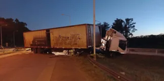 Accidente en la Autovía Artigas: Camión despistó y su conductor fue trasladado al hospital