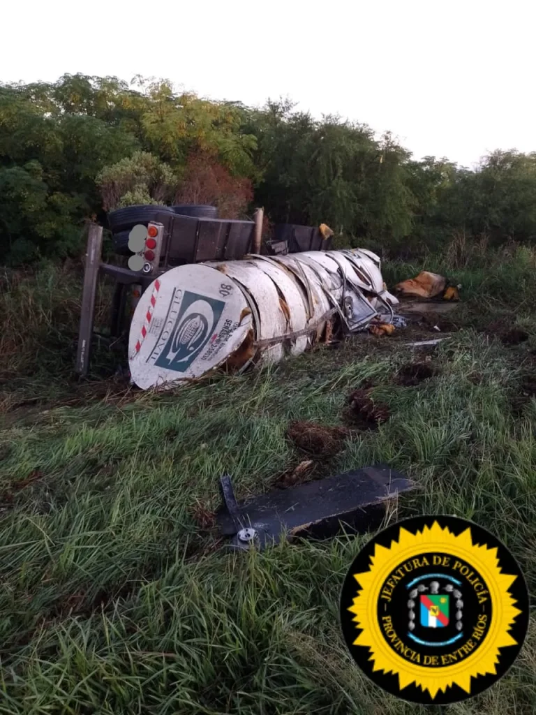 Ruta 12: Camión que transportaba glucosa despistó y volcó su acoplado