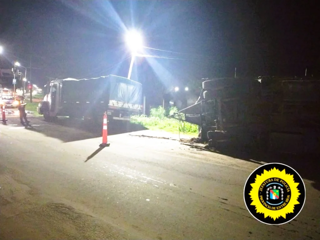 Acoplado de un camión volcó en la intersección de Ruta 11 y 12