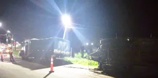 Acoplado de un camión volcó en la intersección de Ruta 11 y 12