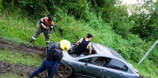 San José: Auto cae a un arroyo durante la tormenta, pareja a bordo logra salir a tiempo
