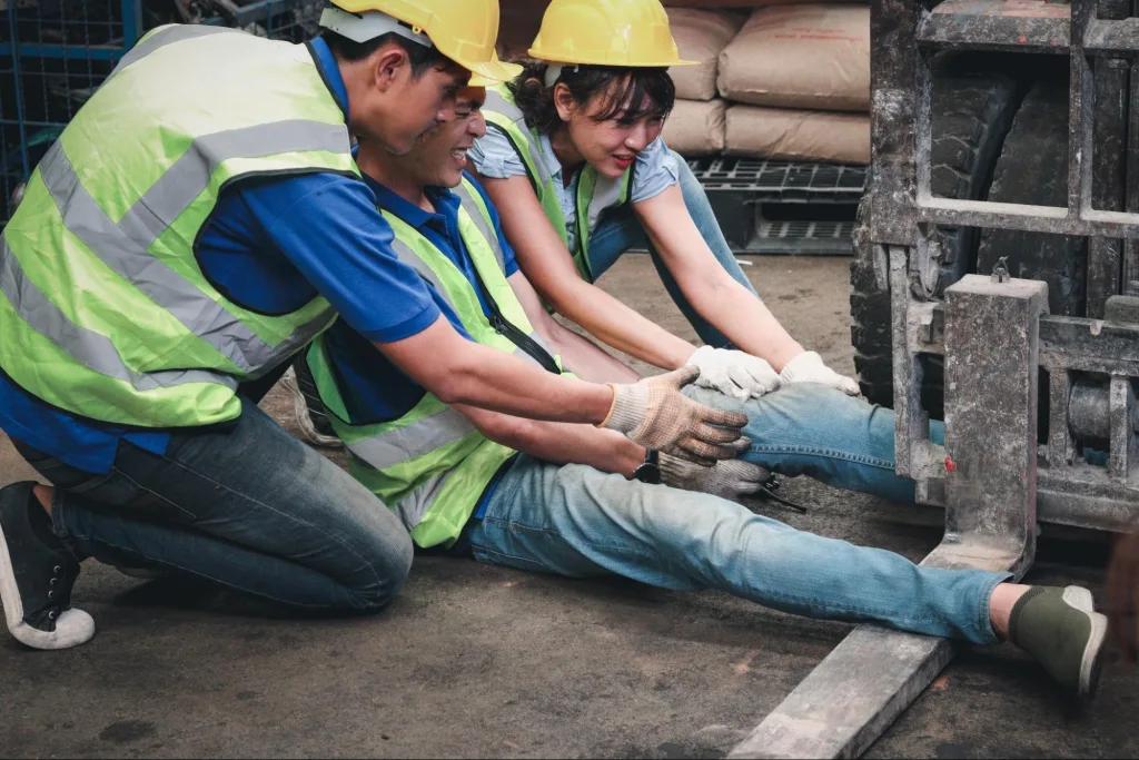 Accidente laboral: masculino sufre graves lesiones tras caer de un techo