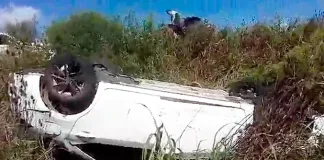 Ruta 20: Mujer volcó su vehículo al intentar esquivar un cráter en la carretera