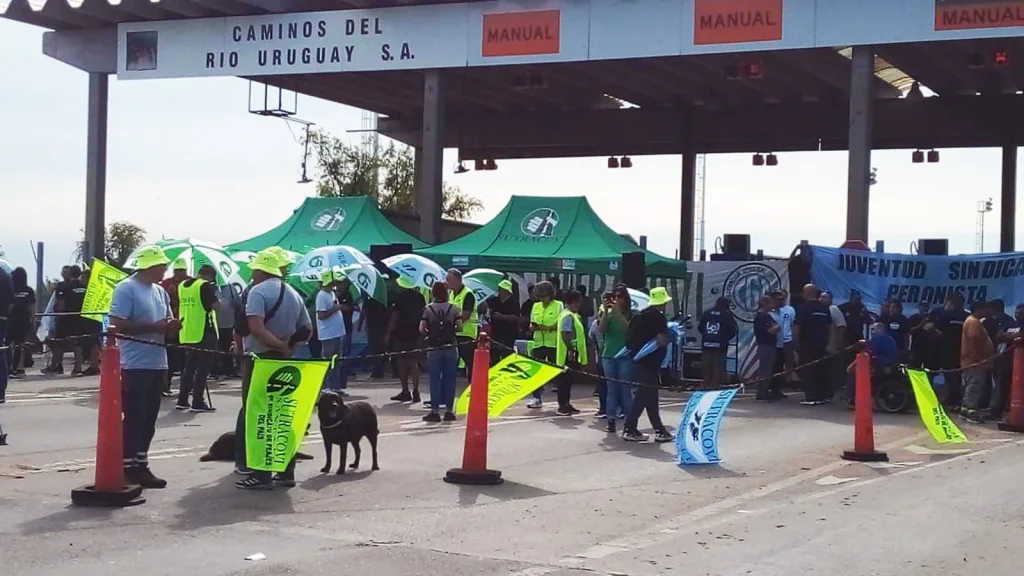 Protesta en el enlace Rosario-Victoria por la inminente pérdida de fuentes laborales