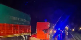 Un camión que circulaba por Ruta 12 perdió el control y volcó su carga