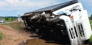 Accidente en la Autovía 14: Un camión volcó al evitar chocar con un auto que frenó abruptamente