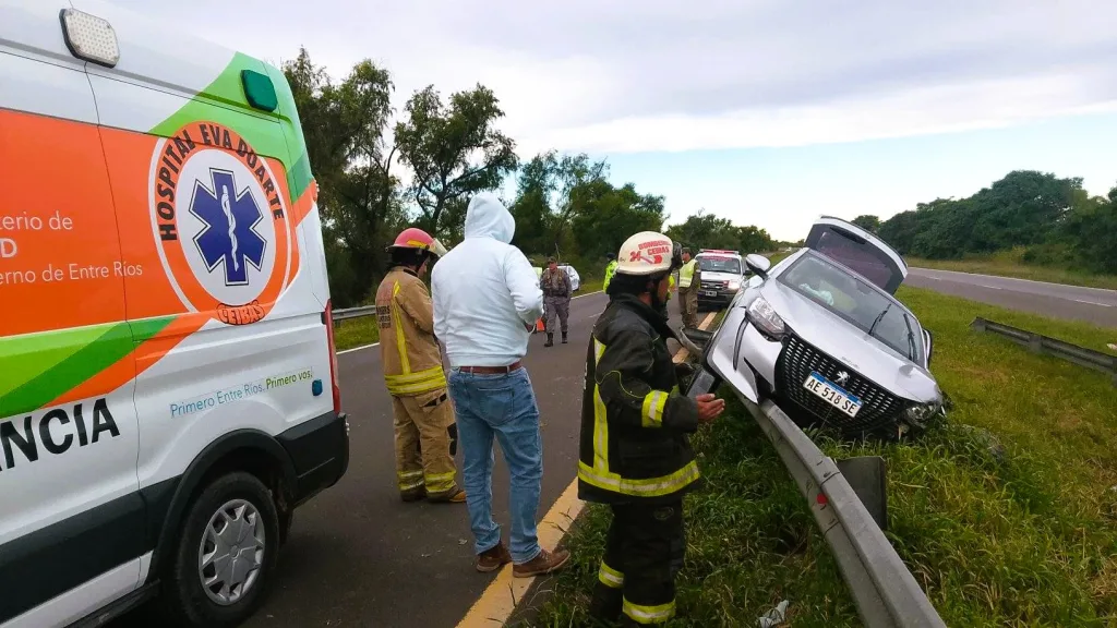 Siniestro vial en Autovía 12: un auto chocó contra el guardarraíl y dos personas resultaron heridas