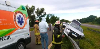 Siniestro vial en Autovía 12: un auto chocó contra el guardarraíl y dos personas resultaron heridas