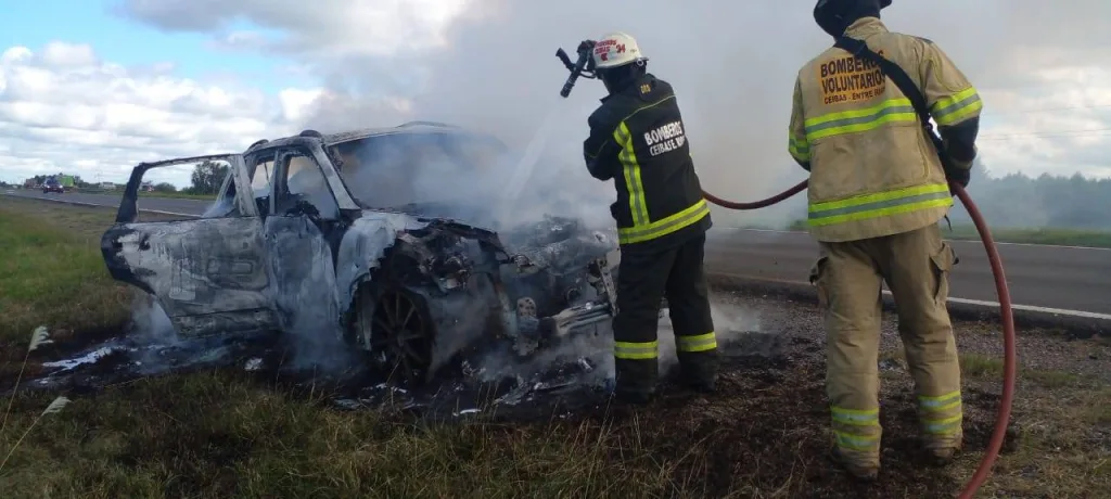 Incendio en la Autovía 12: un Porsche Cayenne quedó completamente destruido por el fuego