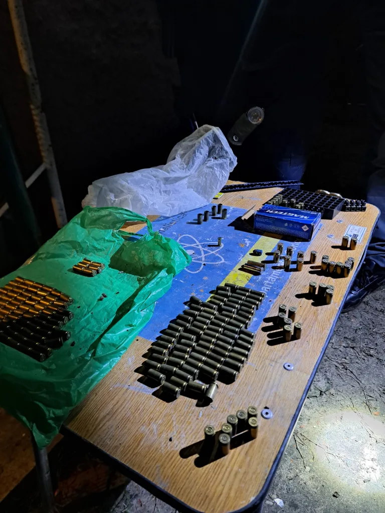 Allanamientos simultáneos: Secuestro de armas, municiones y marihuana