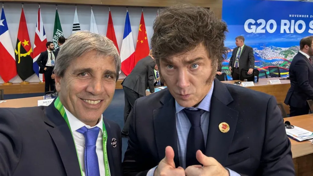 Milei y Caputo, denunciados tras la venta de USD 400 millones a $1.000 antes de levantar el cepo cambiario