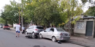 Motociclista sufre lesiones graves tras chocar contra un auto estacionado