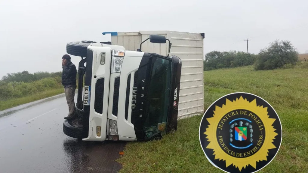 Un camión volcó en ruta provincial 22
