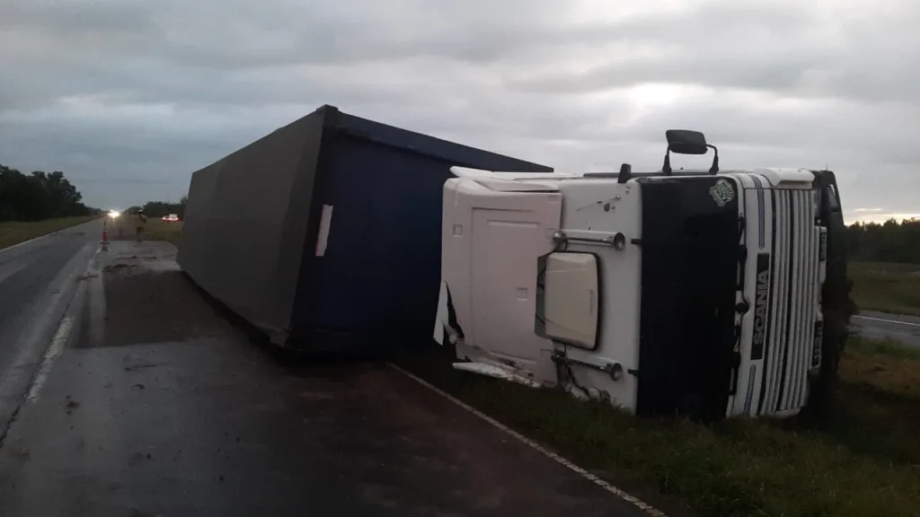 Vuelco de un camión Brasileño en Ruta 12: tránsito complicado