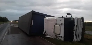 Vuelco de un camión Brasileño en Ruta 12: tránsito complicado
