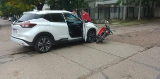 Colisión entre una camioneta y motocicleta