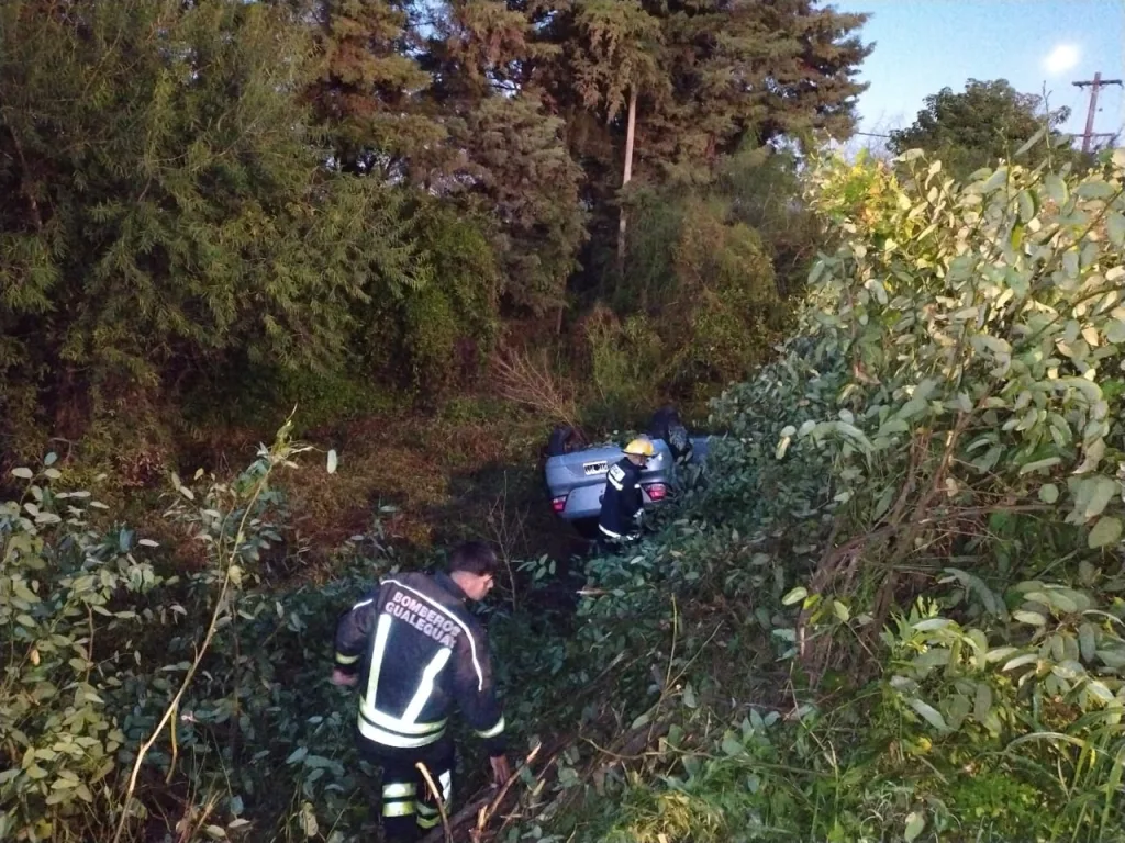 Misterioso vuelco en Ruta 11: hallan auto sin ocupantes y buscan al dueño