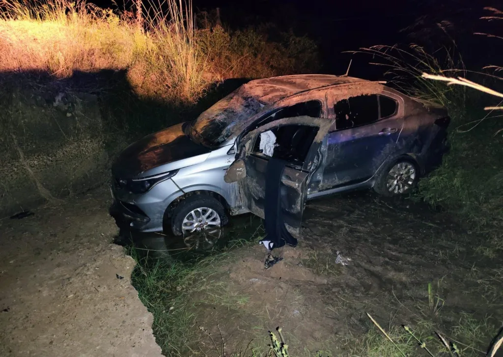 Un auto cayó al vacío tras chocar contra un puente