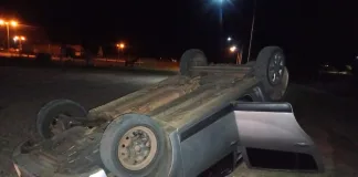 Dos personas ilesas tras el vuelco de un vehículo